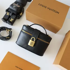 Скмочка женская черная натуральная кожа кожаная  Louis Vuitton Low Key Vanity Pouch луи витон сумка жіноча чорна шкіряна натуральна шкіра маленька