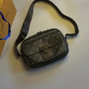 Сумка мессенджер чоловіча чорна Louis Vuitton S Lock messenger луи вит