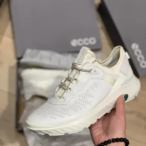 Женские кожаные кроссовки ECCO 38