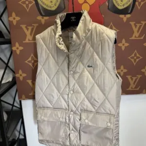 ЦІНА БУЛА 2400! ЖЕНСКАЯ ЖИЛЕТКА LACOSTE Трендовый жилет Лакоста бежевый безрукавка хит
