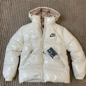 Nike   Лакові  Матові  Жіночій Куртка- Пуховик Укорочений Зима  ,Чорний,Беж,Біло- Молочний  в розмірах від  XXS- XL