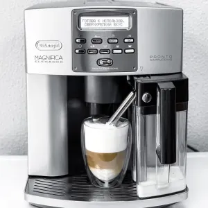 Кофемашина, кавоварка Кавомашина Delonghi magnifica,кофеварка делонгі