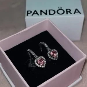 Сережки Pandora Серце з блискучим ореолом / Срібні сережки Пандора