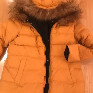 пуховик черно - тыквенный .  zara