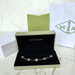 Браслет Van Cleef & Arpels  розмір регулюється, срібло 925 проби з покриттям родію (не темніє),з камінцями, конюшина, клевер ван клиф, серебро