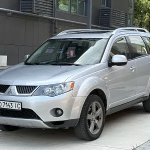 Mitsubishi Outlander XL в максимальной комплектации, полный привод