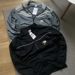 ОРИГІНАЛ! Куртка вітровка Nike Air Max 95 NSW  M L woven sportswear 95 нейлонова IO3152-010  tnf tn  олімпійка