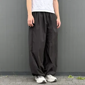 Нові нейлонові штани спортивні парашути на утяжках чорні широкі mega baggy багі штаны широкие нейлоновые спортивные парашюты на утяжках бегги gorpcore