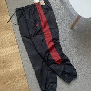 Оригінал! Спортивні штани Nike Windrunner Lined  HV8371-013  Air max tn нейлонові swoosh tech