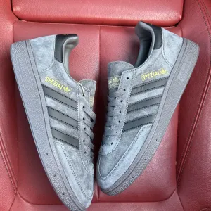 (БЕЗ ПЕРЕДОПЛАТИ) Adidas Handy Spezial Grey Black адідас спеціал сірі з чорним замшеві кросівки з бежевою гумовою підошвою