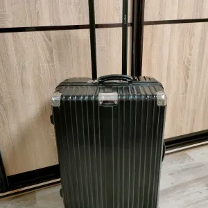 Валіза середнього розміру для подорожі, чемодан средний преміальний чорного кольору