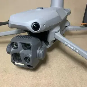 Квадрокоптер DJI Matrice 4T з тепловізором. Професійний тепловізійний дрон з 4K камери та далекоміром