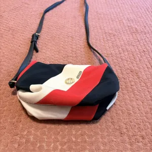 Продам жіночу сумку кросс боді оригінальна ! від бренду Tommy Hilfiger