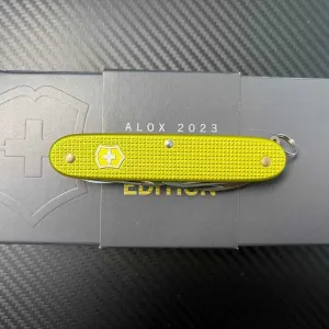 Ніж Victorinox Pioneer X Alox Limited Edition 2023 Electric Yellow 0.8231.L23