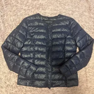 Продам жіночу бомбер -куртка колір синій  р. М від бренду Vero Moda
