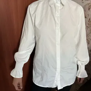 Продам білу блузку розмір M/L
