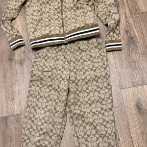 Костюм Coach! Моногамный!Оригинал! Привезен с Канади! СрочнЭксклюзив! Недорого!