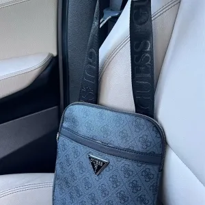 Чоловіча сумка Guess