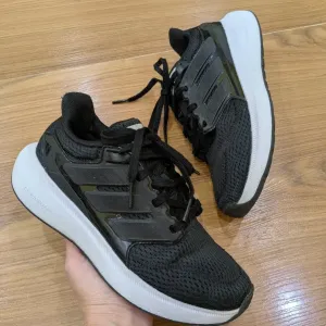 Кросівки Adidas снікерси оригінал 36 р ідеал