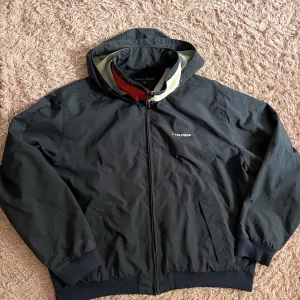 Продам чоловічу вітрівку -бомбер  від відомого бренду Tommy Hilfiger p.XL