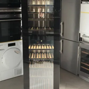 Преміум винна шафа KWT 6722 iGS — холодний стиль від Німеччини