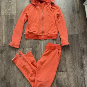 Продам яркий костюм Armani! Оригинал! Недорого!