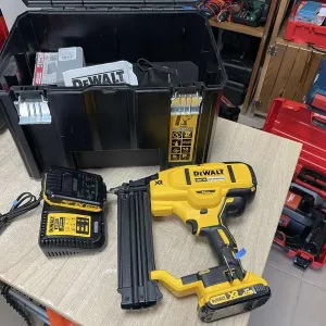 DeWALT DCN680 / Акумуляторний нейлер 18V XR (18GA) Девольт (комплект з цвяхами)