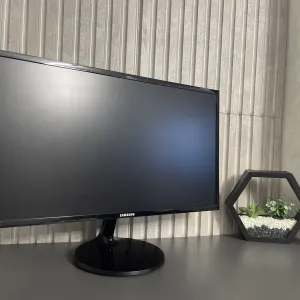 Стильний PLS монітор на 24 дюйми Samsung 24F350F full hd