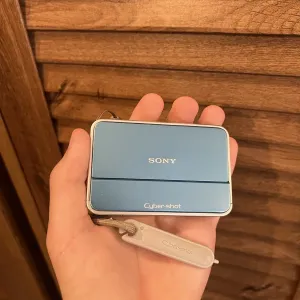 Ексклюзивний цифровий фотоапарат Sony Cyber-shot DSC-T2 Sky Blue (CCD / 4GB / Y2K) Повний комплект!