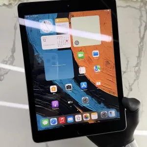 Як Новенький! iPad 6 128GB Wi-Fi Space Gray (Магазин Гарантія)