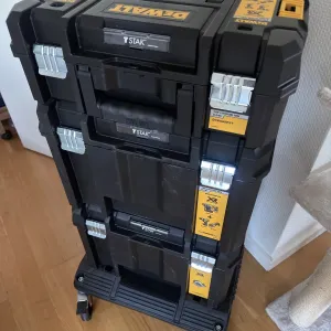 Новий оригінальний професійний набір акумуляторного інструменту DeWALT топової безщіткової серії XR 18V (модель набору DCK685P3T).