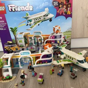 Літак і аеропорт в місті Хартлейк. LEGO Friends літак і аеропорт міста Хартлейк 42656