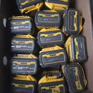 Dewalt 9ah 18v xr flexvolt 54v під ремонт в україні не розбиралися