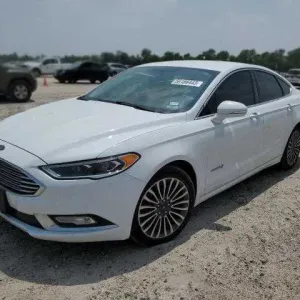 Автомобіль Ford Fusion Hybrid 2017 року з США