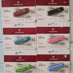 Швейцарський ніж Victorinox Classic у блістері червоний