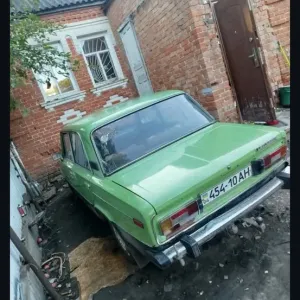 Автомобіль ваз 2106 в нормальному стані