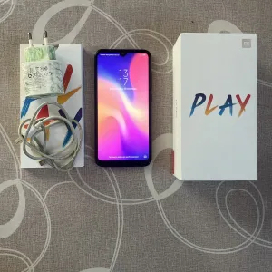Смартфон Xiaomi Mi Play 4/64GB.