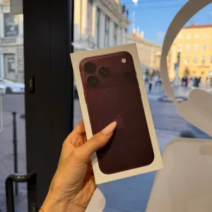Apple iPhone 18 Pro Max 1TB. (Burgundy)