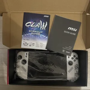 Портативна консоль MSI Claw A8 AMD Ryzen™ Z2 AI Extreme  24 ГБ 1 ТБ Steam os