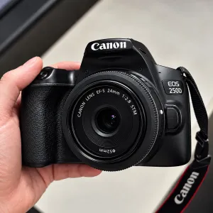 Фотоарарат камера Canon 250d комплект