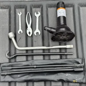 Новый домкрат с набором инструментов на Toyota Hilux/Тойота Хайлюкс/Fortuner/Tacoma/Tundra/Sequoia/Prado/Land Cruiser/Isuzu D-Max