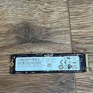 SSD Samsung 1TB M.2 NVMe PCIe 4.0 — MZVL21T0HCLR