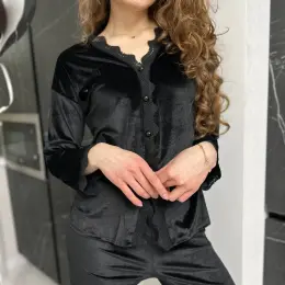 Чорна оксамитова піжама з мереживом