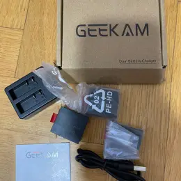 Зарядний пристрій GEEKAM з 3 акумуляторами