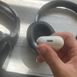 Навушники та AirPods у комплекті