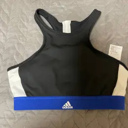 Спортивний топ adidas з чашками розмір S