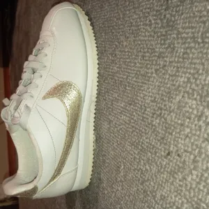 нові кросівки жіночі Nike Cortez