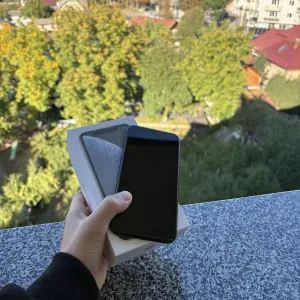 Iphone xr ідеал | Батарея 81%