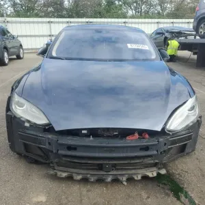 Капот Tesla S P85D 2015 рік PMNG