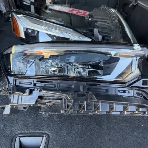 Права фара Jeep Grand Cherokee 2021-2024 Base